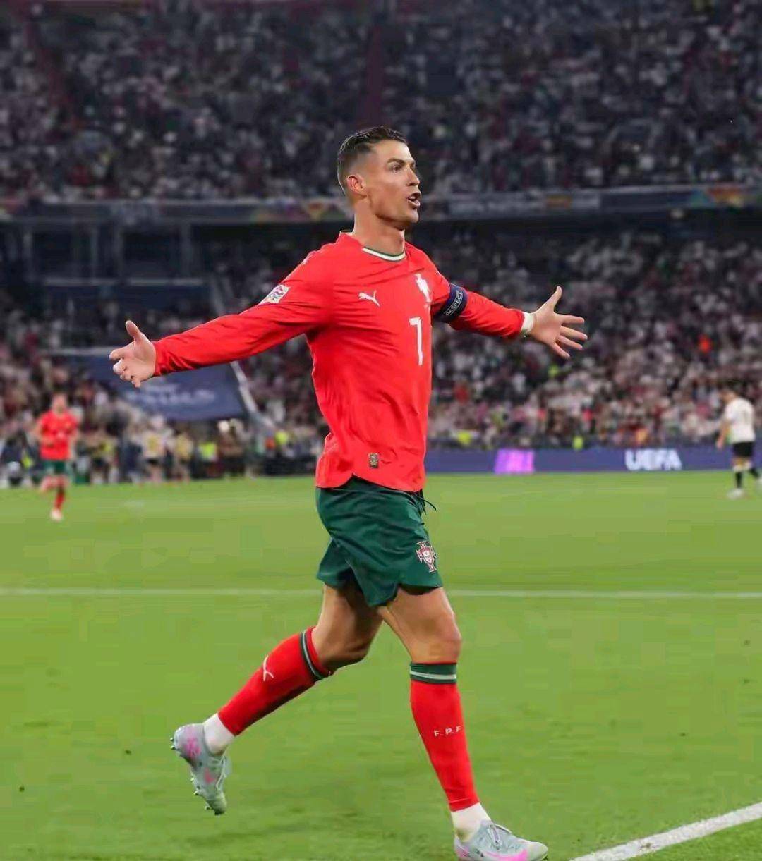 C罗连续十五场比赛得分超过表现优异，德国队不断突破！