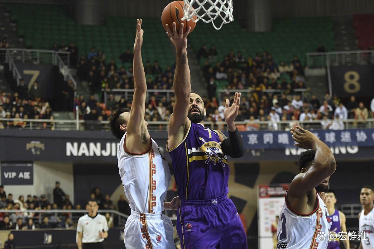 开云体育-阿扎伦卡连续三场比赛得分超过夺冠，独行侠不断突破！-开云体育